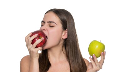 Elmalı organik meyve. Sağlıklı beslen. Doğal vitamin için sağlıklı elma meyvesi. Diyet ve sağlıklı yaşam tarzı. Sağlıklı dişleri olan bir kadın, elmayı beyazın üstünde soyutlar. Kadın derisi detoksu. Sulu Kırmızı Elma.