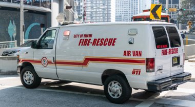 Miami, Florida, ABD - 01 Aralık 2024: İtfaiye aracı. Miami 'de itfaiye. Hava aracı itfaiye aracı dışarıda. Acil 911. İtfaiye aracı, yan görüş.