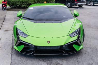 Miami Beach, Florida USA - 9 Haziran 2024 Lamborghini Huracan Tecnica Green Miami plajında. Lamborghini lüks bir İtalyan otomobil üreticisi.