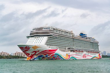 Miami, Florida, ABD - 07 Kasım 2024: Yaz tatilinde yolcu gemisi. Gemi seyahati ve deniz yolculuğu. Lüks yolcu gemisi. Norveçli eğlence gemisi. Gemi tatili. Norveç yolcu gemisi, NCL.