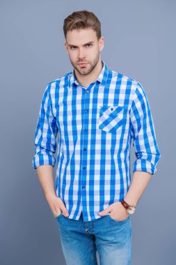 Şık bir erkek portresi. Sıradan bir adam. Adamın şık bir saç kesimi var. Moda saç stili olan bir adam. Sıradan bir erkek portresi. Milenyum portresi. Genç milenyum adamı Griler 'de izole edilmiş. Temel gardırop.