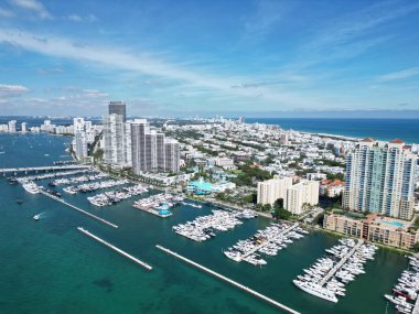 Yaz tatili. Lüks Güney Sahili marinası. Lüks bir yat. Miami güney sahili manzaralı. Yat kulübü. Marina Miami, Florida 'da. Biscayne Körfezi. Lüks yatı olan Miami marinası. Deniz titreşimleri.