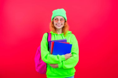 Okula dönelim. Bilgi toplama günü. Üniversitede eğitim. Pembe üzerine izole kadın. 1 Eylül. Bilgi ve eğitim. Okul eğitimi. Öğrenci hayatı. Üniversitedeki kadın öğrenci. Mesleki eğitim.