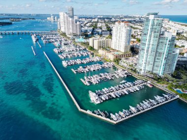 Yat kulübü. Marina Miami, Florida 'da. Biscayne Körfezi. Lüks yatı olan Miami marinası. Yaz tatili. Lüks Güney Sahili marinası. Lüks bir yat. Turkuaz su. Miami güney sahili manzarası.