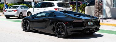 Miami Beach, Florida USA - 8 Haziran 2024 Lamborghini Aventador LP700-4 Miami sahili okyanus yolunda. Lamborghini lüks bir İtalyan otomobil üreticisi.