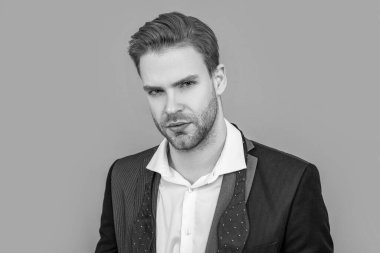 İş dünyasının patronu portresi Gri üzerine izole edilmiş başarılı bir iş adamı.