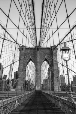 New York Köprüsü, Manhattan ve Brooklyn 'i birbirine bağlıyor. New York 'un Brooklyn Köprüsü. Amerikan mimarisi tarihi eser. Brooklyn 'deki tarihi köprünün mimarisi. Yaya geçidi..