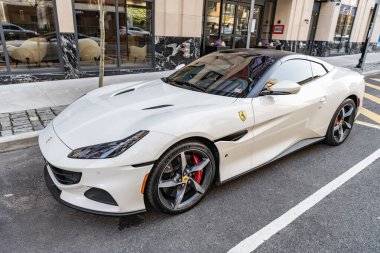 New York, ABD - 15 Mart 2024 Ferrari Portofino M üstü açık lüks araba. Ferrari Portofino M caddeye park etmiş. Spor araba Ferrari Portofino. Ferrari Portofino üstü açık, köşe manzaralı..