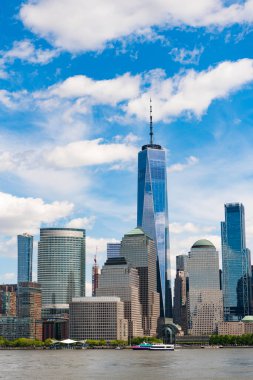 Hudson River, New York 'tan Manhattan manzarası. ABD, New York, Manhattan. Aşağı Manhattan silueti. New York, Birleşik Devletler. Manhattan 'da New York şehrinin silüeti.