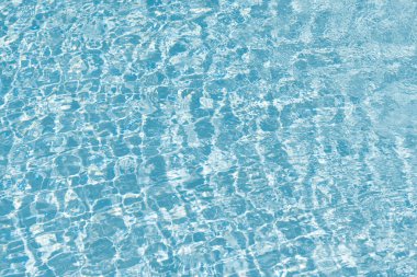 Yaz tatilinde spa merkezi. Havuz kenarında su yüzeyi olan bir tatil köyü. Mavi havuz arka planında deniz dalgaları. Deniz arka planı. Yüzme havuzu dalgalandı. Yaz tatili. Tatil yeri.