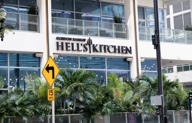 Miami, Florida, ABD - 01 Aralık 2024: Gordon Ramsay Hells Kitchen. Gordon Ramsay Hells Kitchen Restoranı. Hells Kitchen adında logo markalı bir bina. Gordon Ramsay 'in restoranı..