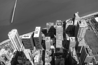 Metropolis 'teki mimari bina. Chicago sahil şehrinin gökdelen mimarisi. Metropolis City silueti. Şehir merkezindeki hava manzarası. Gökdelen hava görüntüsü. Şehir manzarası ufuk çizgisi deniz önü.