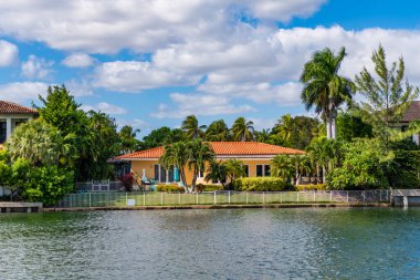 Rıhtım manzaralı bir ev. Yazın tatil binası. Lüks liman evi. Otel binası. Konut mimarisi. Modern bina. Şehir merkezindeki rıhtımda bir apartman dairesi..