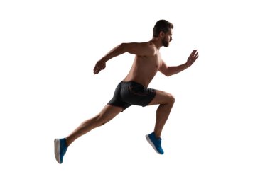 Spor koşusu. Sportif ve koşan kaslı bir adam. Sporcu koşucu. Sporcu adam antrenman için koşuyor. Sporcu adam koşusu. Koşucu uzun spor koşusunda. Sporcu koşucusu beyazda tek başına çalışıyor.