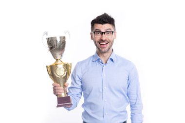 İş başarısı. İş adamı. Beyazlar arasında başarılı bir toplantı. Gözlüklü başarılı bir iş adamı şampiyonluk kupasını tutuyor. İş ödülü başarısı. İşadamı kazandı. Piyasa nüfuzu.