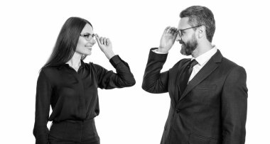 İş görüşü ve görme yeteneği. Başarı vizyonu. Başarılı ve kendine güvenen iş adamları. İş adamı ve gözlüklü kadın. İş adamları gözlüklerinden bakar. Stratejik iş vizyonu.