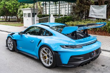 Miami Beach, Florida USA - 9 Haziran 2024: Porsche 911 GT3 Miami plajında. Mavi Porsche 911 GT3