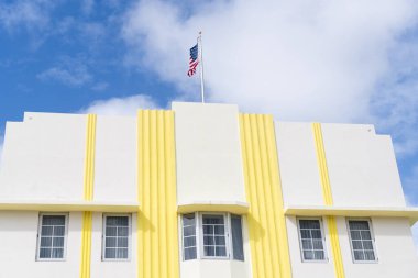 Ocean Drive Florida 'daki Miami Plajı. Art Deco mimarisi. Mimari bina. Art deco. Mimari bölge Art Deco. Miami sahilinin modern binası. Okyanus yolculuğu. ABD bayrağı.