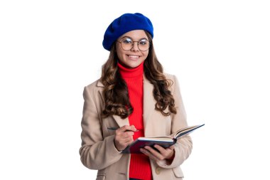 Eğitim ve bilgi. Okul eğitimi notları. Okula dönelim. Sonbahar kızı okulda notlar alıyor. Üniversite öğrencileri için eğitim. Genç kız notlar alıyor. Sonbahar ders çalışma zamanıdır. Not alıyorum..