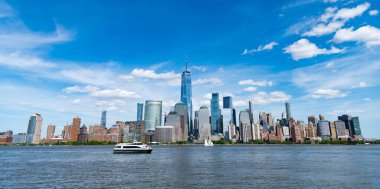 New York, Birleşik Devletler. Aşağı Manhattan silueti. New York, Manhattan 'ın ortasındaki New York şehrinin manzarası. NYC, ABD, Manhattan. New Jersey 'den New York. Manhattan şehir merkezi..
