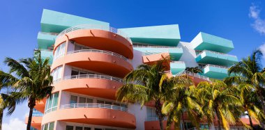 Mimari bina. Art deco. Mimari bölge Art Deco. Miami sahilinin modern binası. Okyanus yolculuğu. Ocean Drive Florida 'daki Miami Plajı. Şekil ve renk. Art Deco mimarisi.