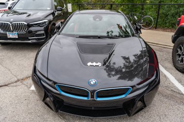 Chicago, Illinois - 29 Eylül 2024: BMW i8 Giga dünya siyah rengi. BMW i8 Giga dünyası caddeye park etmiş. ön görünüm