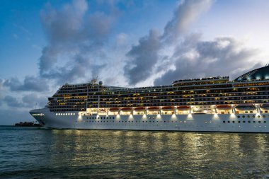 Yaz tatilinde Majestic yolcu gemisi. Gemi seyahati ve deniz seyahati. Aydınlatılmış lüks yolcu gemisi manzarası. Gece limanında gemi. Lüks deniz tatili. Gemi seyahati. Ruh hali ve titreşimler.