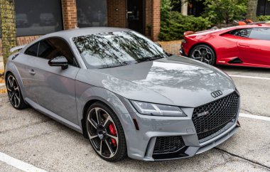 Chicago, Illinois - 29 Eylül 2024: 2018 Audi TTRS gri rengi sokağa park edildi. Audi, Alman spor arabasıdır.
