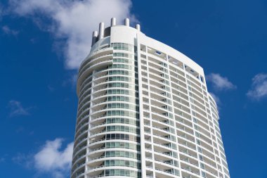 Mimari dış görünüş ayrıntıları. Ev, modern dış görünüş. Modern apartman binası. Daire otel binası. Binanın düşük açılı görüntüsü. Konut mimarisi perspektifi.