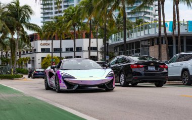 Miami Beach, Florida USA - 10 Haziran 2024: 2019 McLaren 570 's Performance at Miami Beach. İnci rengi McLaren 570 S Performans