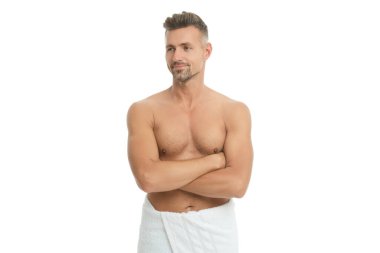 Yakışıklı olgun adamın kaslı gövdesi var. Kaslı adam beyaza izole edilmiş. Gömleksiz adam vücuduna uygun. Olgun kaslı adam. Sabah rutini. Duştan sonra gövdesi çıplak kaslı bir adam..