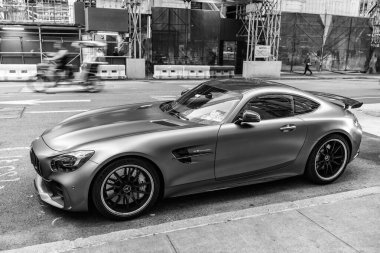 New York City, ABD - 09 Ağustos 2023: Mercedes Benz AMG GT 2018 spor araba, yan köşe manzaralı.