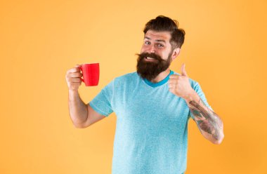 Sütlü cappuccino. Gerçek özel kahve büyük bir iş haline geliyor. Enerji konsepti. Hipster barista sarı arka plan. Kahve dükkanı. Sakallı adam sabah kahvesini içer. Çay zamanı..