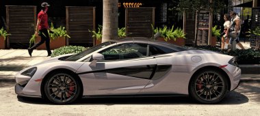 Miami Beach, Florida ABD - 15 Nisan 2021: beyaz mclaren 570 'ler Cabriolet spor araba, yan görüş.
