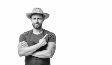 Beyaz arka planda, şapka ve önlüklü beyaz bir adam izole edildi. Kopyalama alanı üzerinde işaret parmağı.