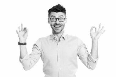 Tamam, harika meditasyon yapan iş adamının jesti. Yetişkin iş adamı iyi bir jestle meditasyon yapıyor. Beyaz arka planda meditasyon yapan bir iş adamı. Stüdyoda meditasyon yapan iş adamı.