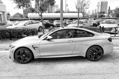 Miami Beach, Florida USA - 15 Nisan 2021: Sarı bmw m4, yan görüş. Lüks spor araba..