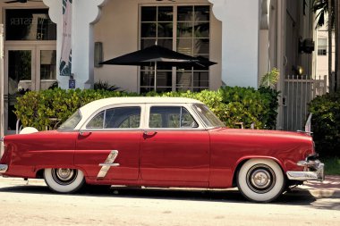Miami Beach, Florida USA - 14 Nisan 2021: Red Retro Ford, yan manzara. Antika antika araba..