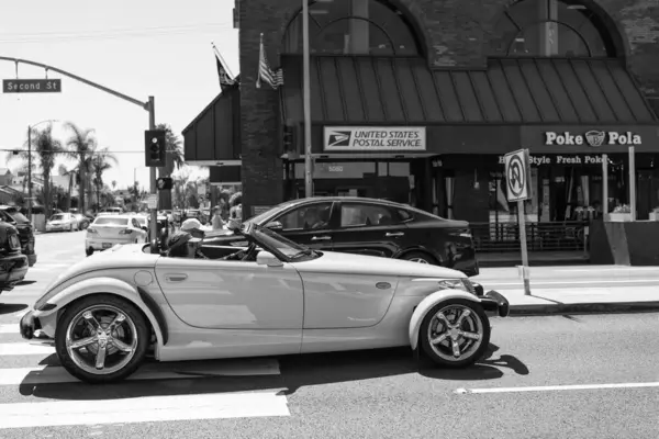 Long Beach, California USA - 31 Mart 2021: Sarı Chrysler Plymouth Prowler 'ın klasik arabası. yan görünüm.