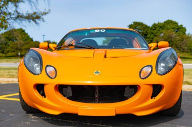 Chicago, Illinois, ABD - 08 Eylül 2024: 2005 Lotus Elise spor arabası, ön görüş. Turuncu üstü açık spor araba. Modern Lotus Elise arabası. Lotus Elise Chicago 'da