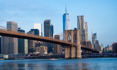 Brooklyn köprüsü Manhattan 'a çıkıyor. New York 'un şehir mimarisi. New York 'un Brooklyn Köprüsü. Brooklyn dönüm noktası. Gökdelen mimarisi ile Manhattan şehir manzarası.