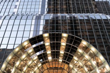 Cam dış ve geometrik mimari şekilli modern işletme mimarisi.