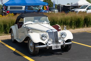 Chicago, Illinois, ABD - 08 Eylül 1954 MG TF 1500 iki koltuklu, üstü açılabilir eski araba, köşe manzaralı. Retro beyaz araba. 1954 MG TF 1500 model araba. 1954 Chicago 'da MG TF