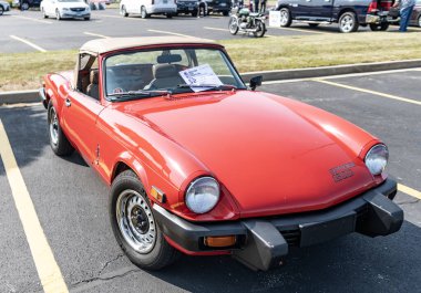 Chicago, Illinois, ABD - 08 Eylül, 2024: 1980 Triumph Spitfire 1500 üstü açılır araba, ön manzara. Retro kırmızı araba. Retro 1980 Triumph Spitfire 1500 . Şikago 'da Zafer Spitfire 1500
