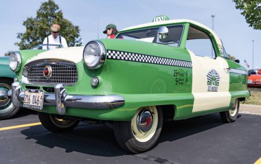 Chicago, Illinois, ABD - 08 Eylül 2024: Nash Metropolitan TaXI Coupe retro aracı, ön görüş. Retro taksi. Nash Metropolitan TaXI Coupe arabası. yeşil ve beyaz Nash Metropolitan TaXI Coupe at