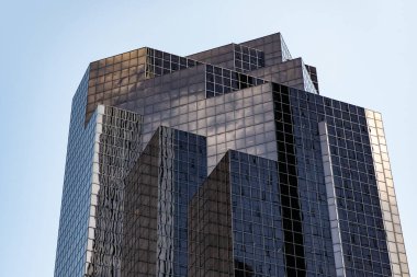 Gökdelen mimarisi. İş gökdeleninde. Modern cam bina. Şehir merkezindeki gökdelen. Şehir merkezinde gökdelenli. İş bölgesindeki ofis binası. Şekil Tasarımı.