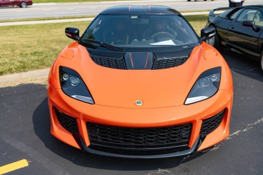 Chicago, Illinois, ABD - 08 Eylül, 2024: 2005 Lotus Evora GT 400 spor araba, ön görüş. Turuncu spor araba. Modern 2021 Lotus Evora GT arabası. 2021 Lotus Evora GT Chicago 'da