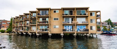 Konut binası. Modern mimari. Sahil kıyısında bir apartman dairesi. Konut kompleksi. Rıhtım mimarisi. Nehrin kıyısında lüks bir apartman dairesi..