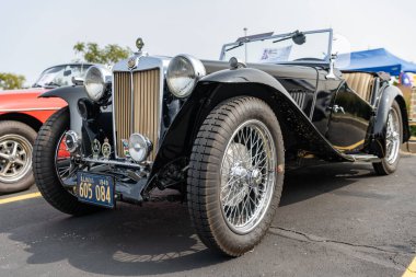 Chicago, Illinois, ABD - 08 Eylül 2024: MG TA spor yarış arabası 1938 üstü açılır araç, ön görüş. Retro spor araba. Üstü açık MG TA araba. Chicago 'da MG TA