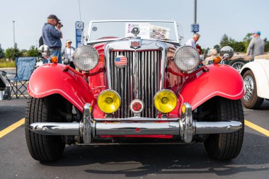 Chicago, Illinois, ABD - 08 Eylül 2024: MG TF spor araba üstü açık, 1951 model. Retro spor araba. Üstü açık MG TF araba. Chicago 'da MG TF